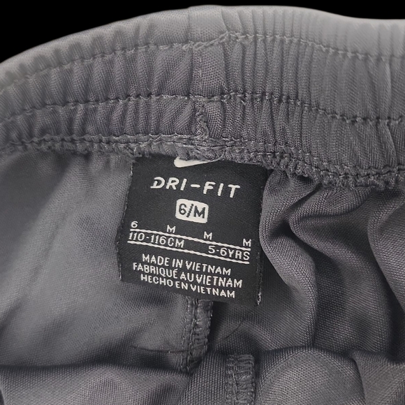 Nike Size 7 White Tee with Graphic Designs and Gray Dri Fit Nike Shorts 6/M - Picture 4 of 6